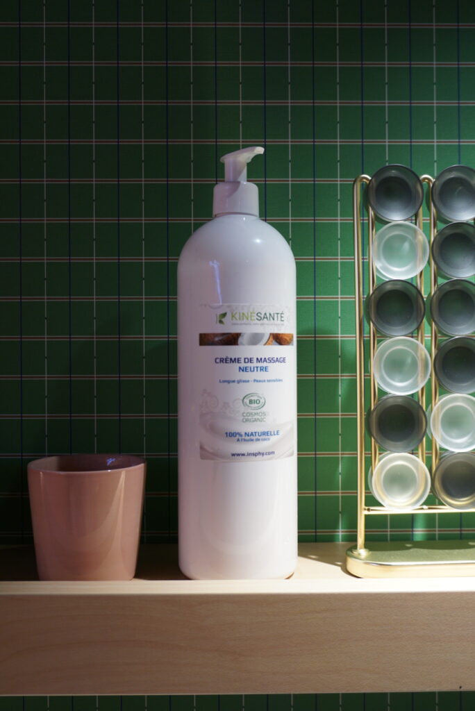 Flacon de crème sans parfum et bio, qui garantit un massage hypoallergénique