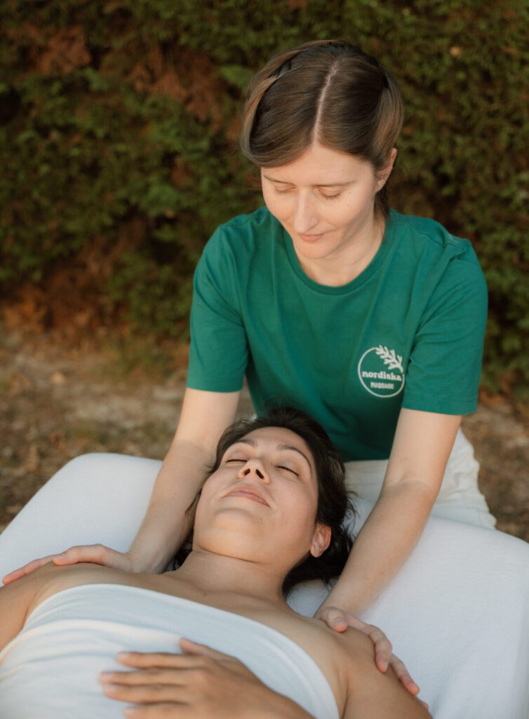 Alice, praticienne formée en Suède, lors d'un massage suédois bien-être à l'espace Nordiska à Labège près de Toulouse.